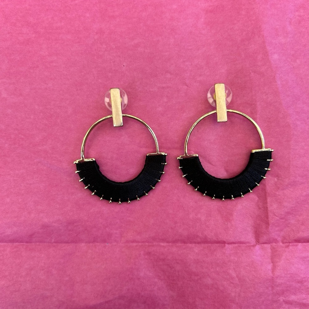 Earrings black fabric thread and goldtone post - Picture 1 of 4